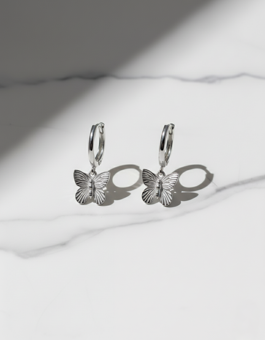 Mini Aro Huggie con Colgante Mariposa en Plata de Ley 925 y Baño de Oro 18K