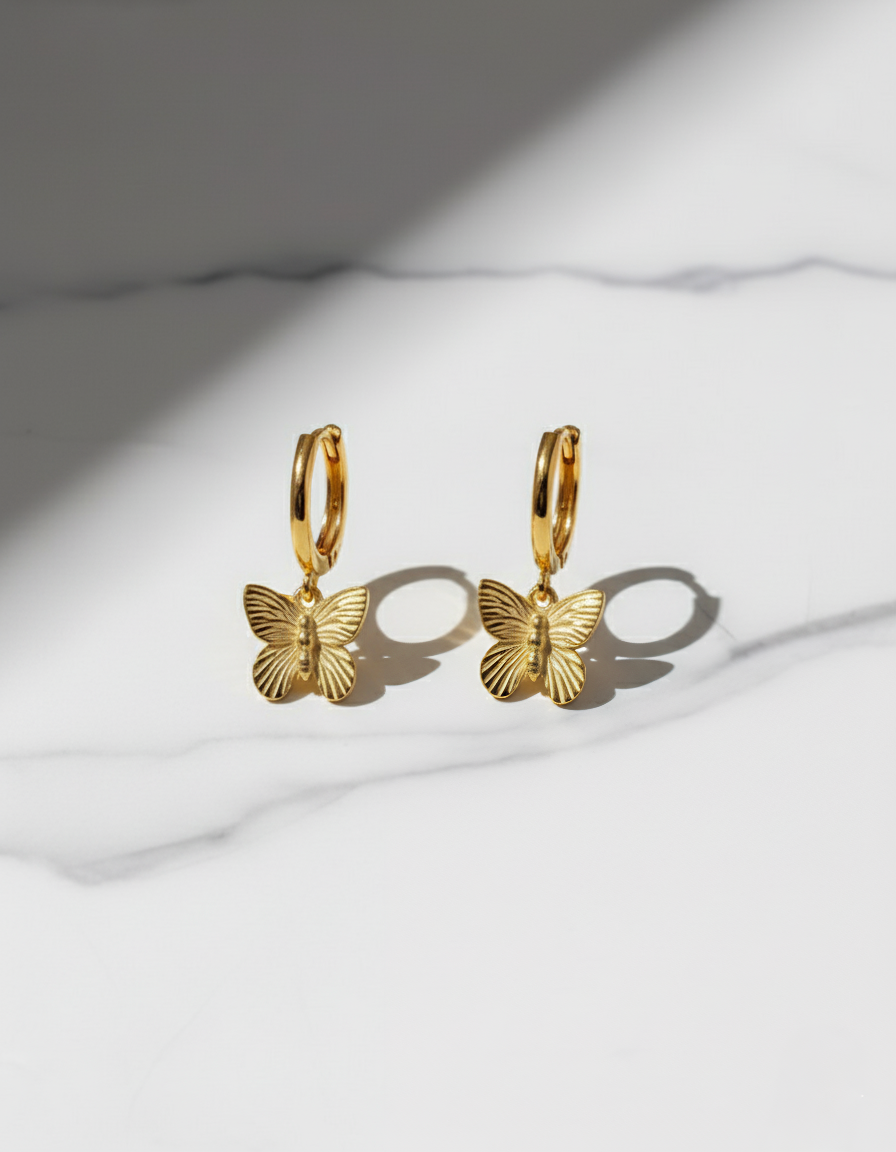 Mini Aro Huggie con Colgante Mariposa en Plata de Ley 925 y Baño de Oro 18K