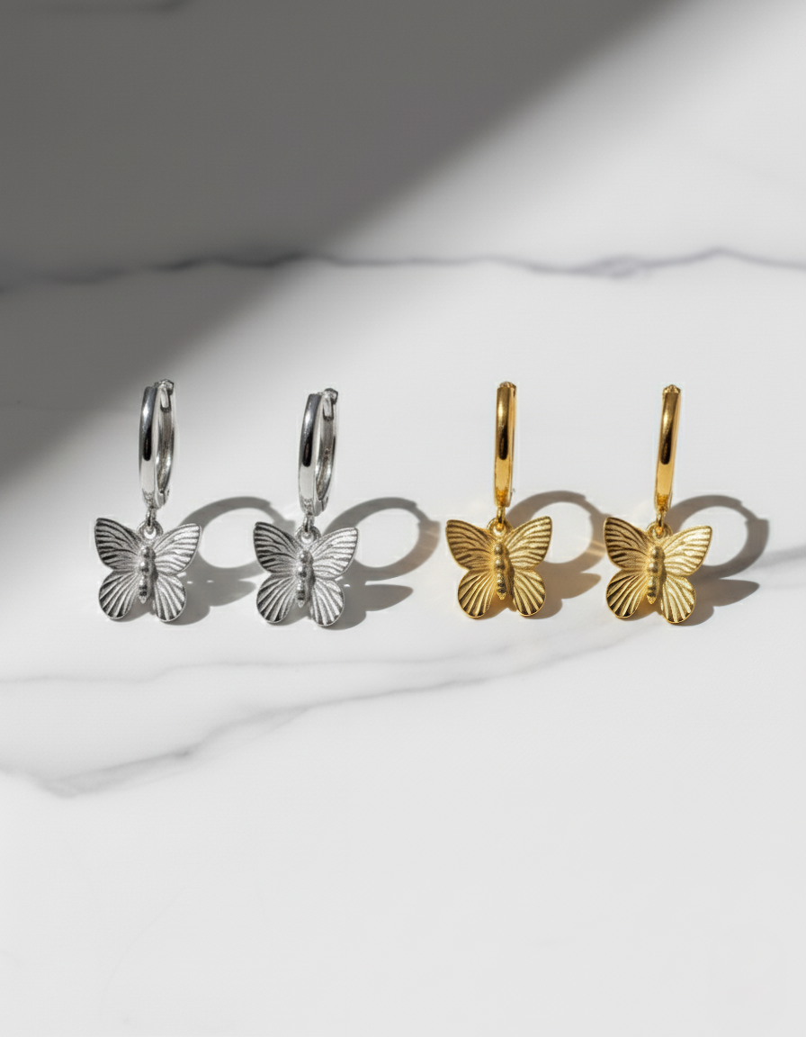 Mini Aro Huggie con Colgante Mariposa en Plata de Ley 925 y Baño de Oro 18K