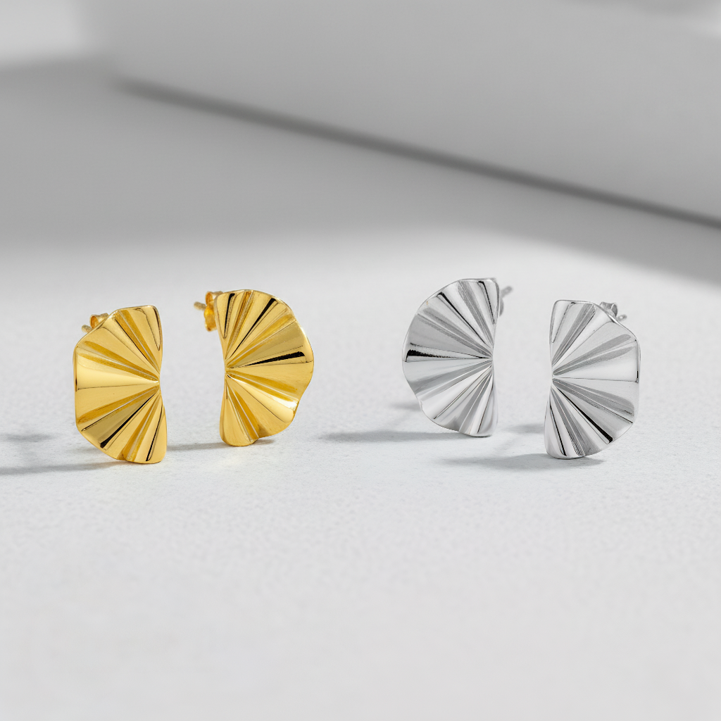 Pendientes Studs Abanico Ondulado Grande en Plata de Ley 925 Bañada en Oro