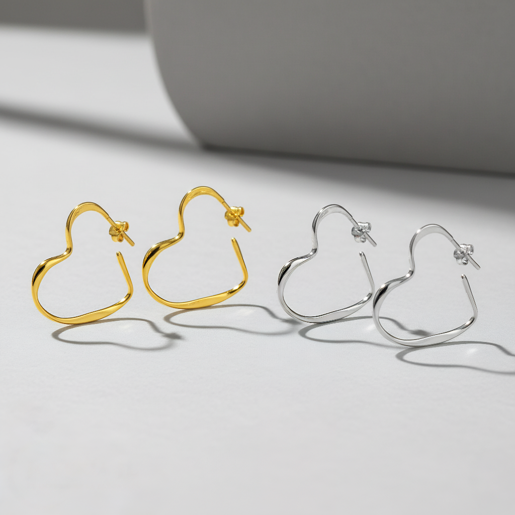 Pendientes Studs Corazón Contorno en Plata de Ley 925 Rodiada y Baño de Oro