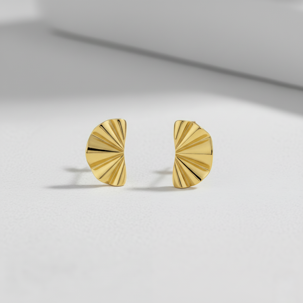 Pendientes Studs Abanico Ondulado Grande en Plata de Ley 925 Bañada en Oro