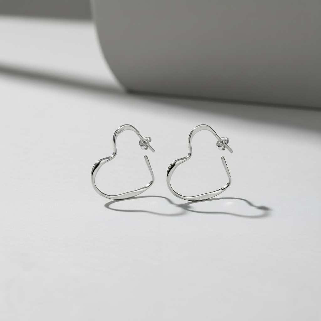 Pendientes Studs Corazón Contorno en Plata de Ley 925 Rodiada y Baño de Oro