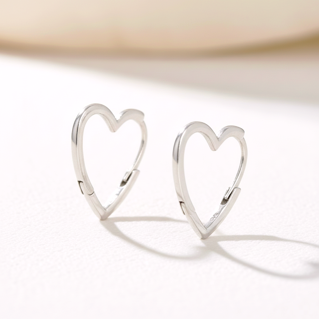 Aros Corazón Contorno 16mm en Plata de Ley 925 con Cierre Click y Baño de Oro
