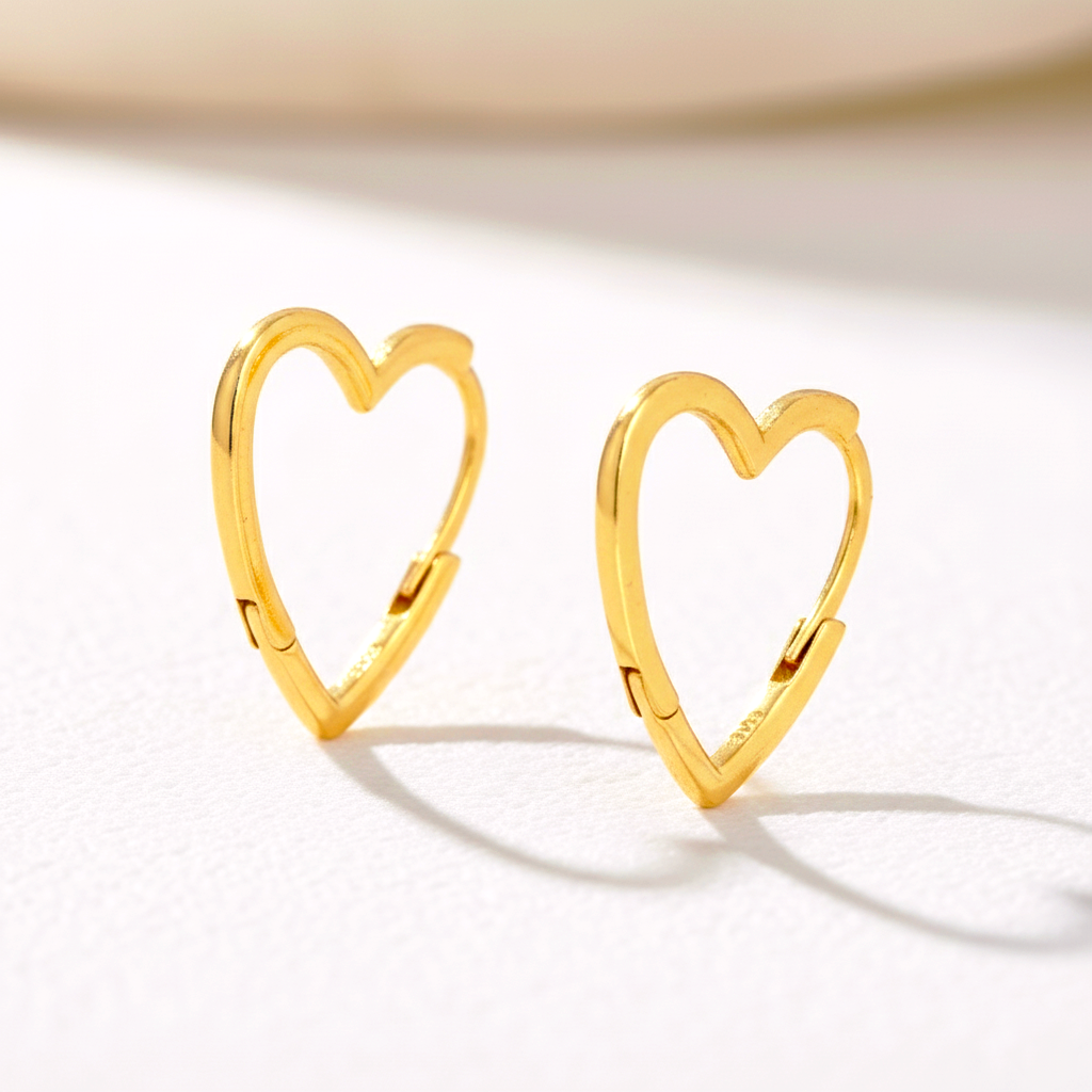 Aros Corazón Contorno 16mm en Plata de Ley 925 con Cierre Click y Baño de Oro