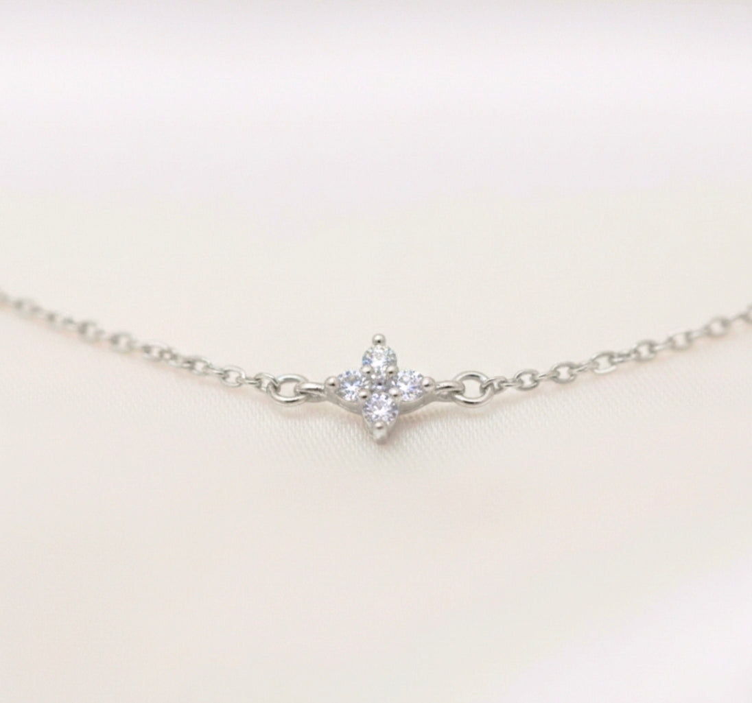 Collar Gargantilla Cadena con Estrellas de Circonitas (6mm) en Plata de Ley 925 Bañada en Oro 18K