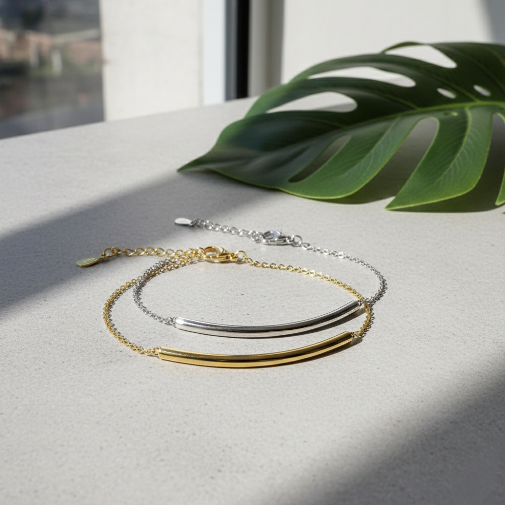 Pulsera Barra o Tubo Curvo Minimalista Ajustable en Plata de Ley 925 Bañada en Oro de 18K