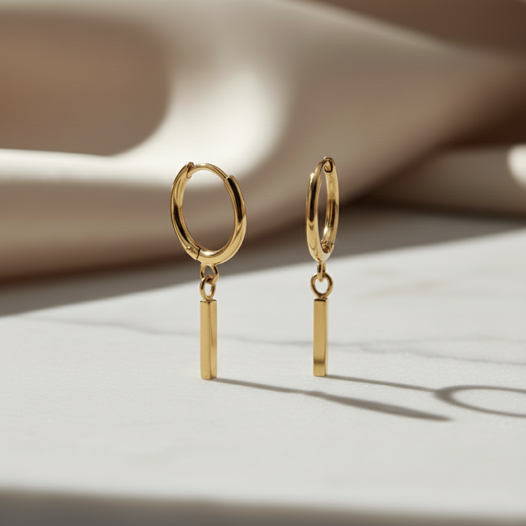 Pendientes Mini Aro 11mm con Colgante Barra en Plata de Ley 925 Bañada en Oro 18K