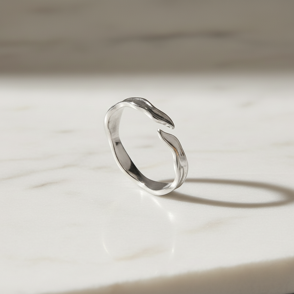 Anillo Ondulado de Plata de Ley 925 - Ajustable y Bañado en Oro 18K