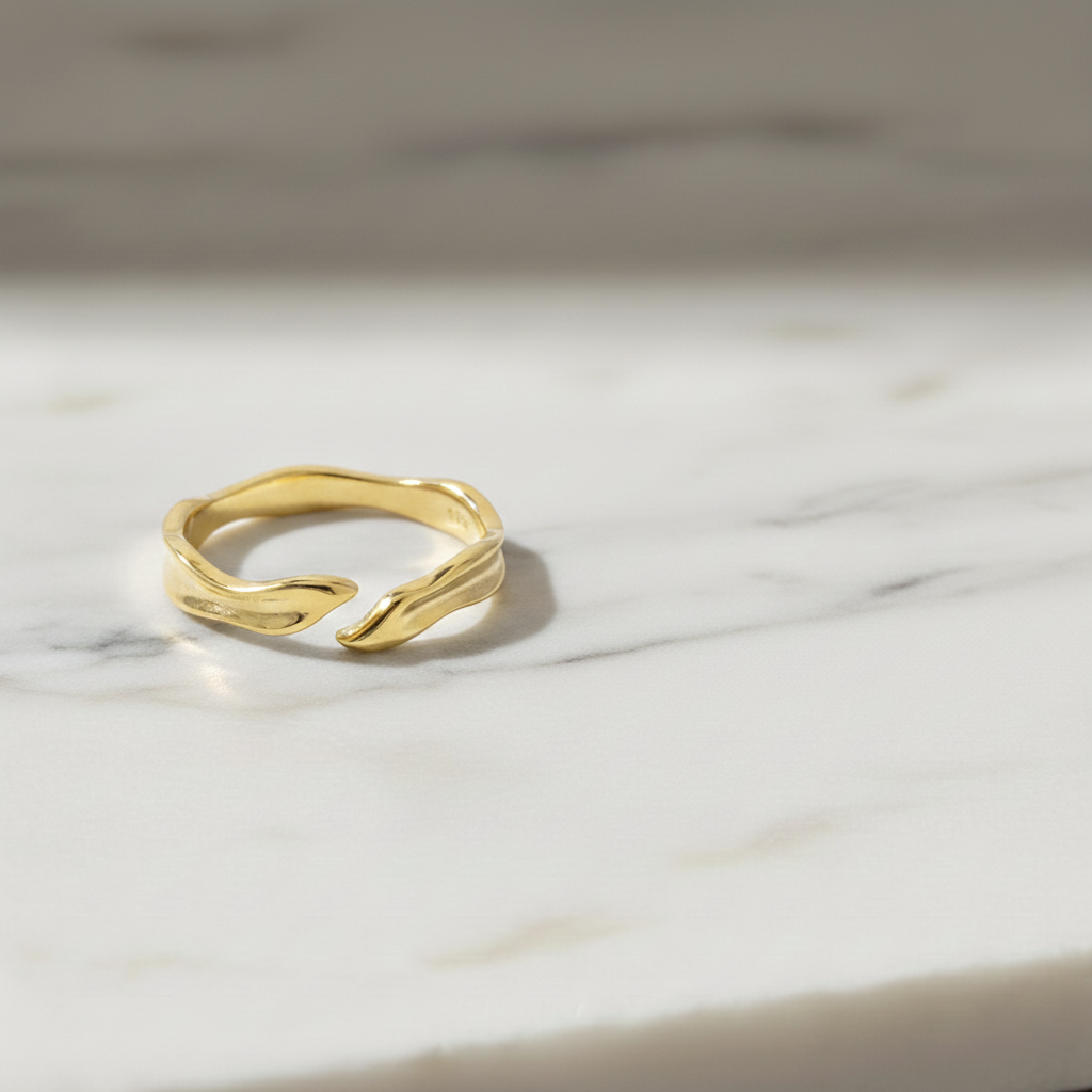 Anillo Ondulado de Plata de Ley 925 - Ajustable y Bañado en Oro 18K