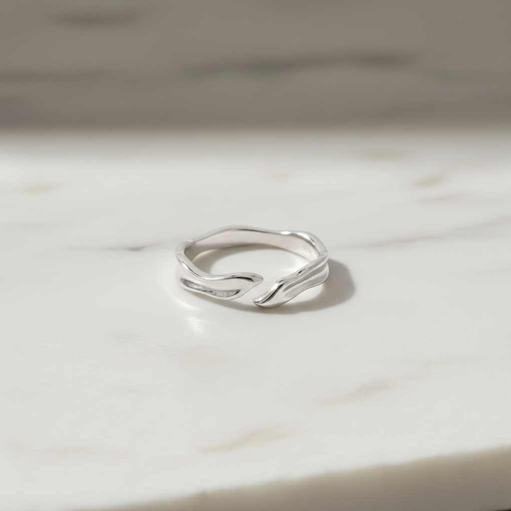 Anillo Ondulado de Plata de Ley 925 - Ajustable y Bañado en Oro 18K