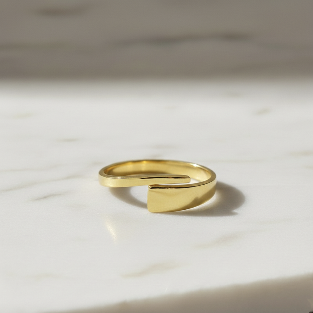 Anillo de Plata de Ley 925 con 2 Líneas Desiguales - Ajustable y Bañado en Oro 18K