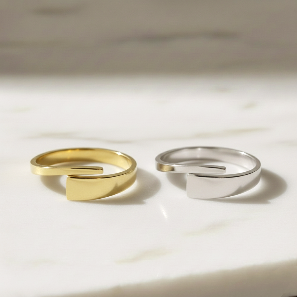 Anillo de Plata de Ley 925 con 2 Líneas Desiguales - Ajustable y Bañado en Oro 18K