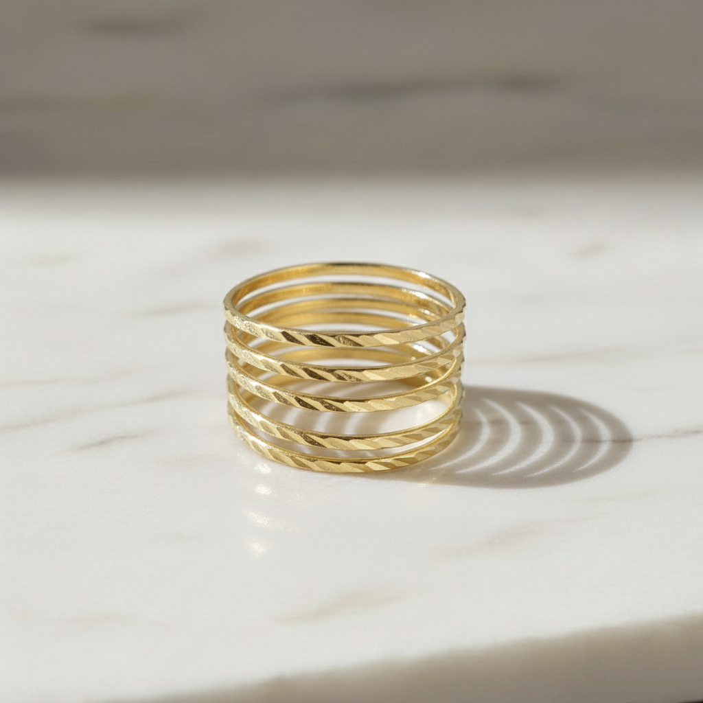 Anillo de Plata de Ley 925 con 5 Líneas Diamantadas - Bañado en Oro 18K